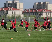 包含长春亚泰战胜青岛海牛，中超保级形势升级的词条