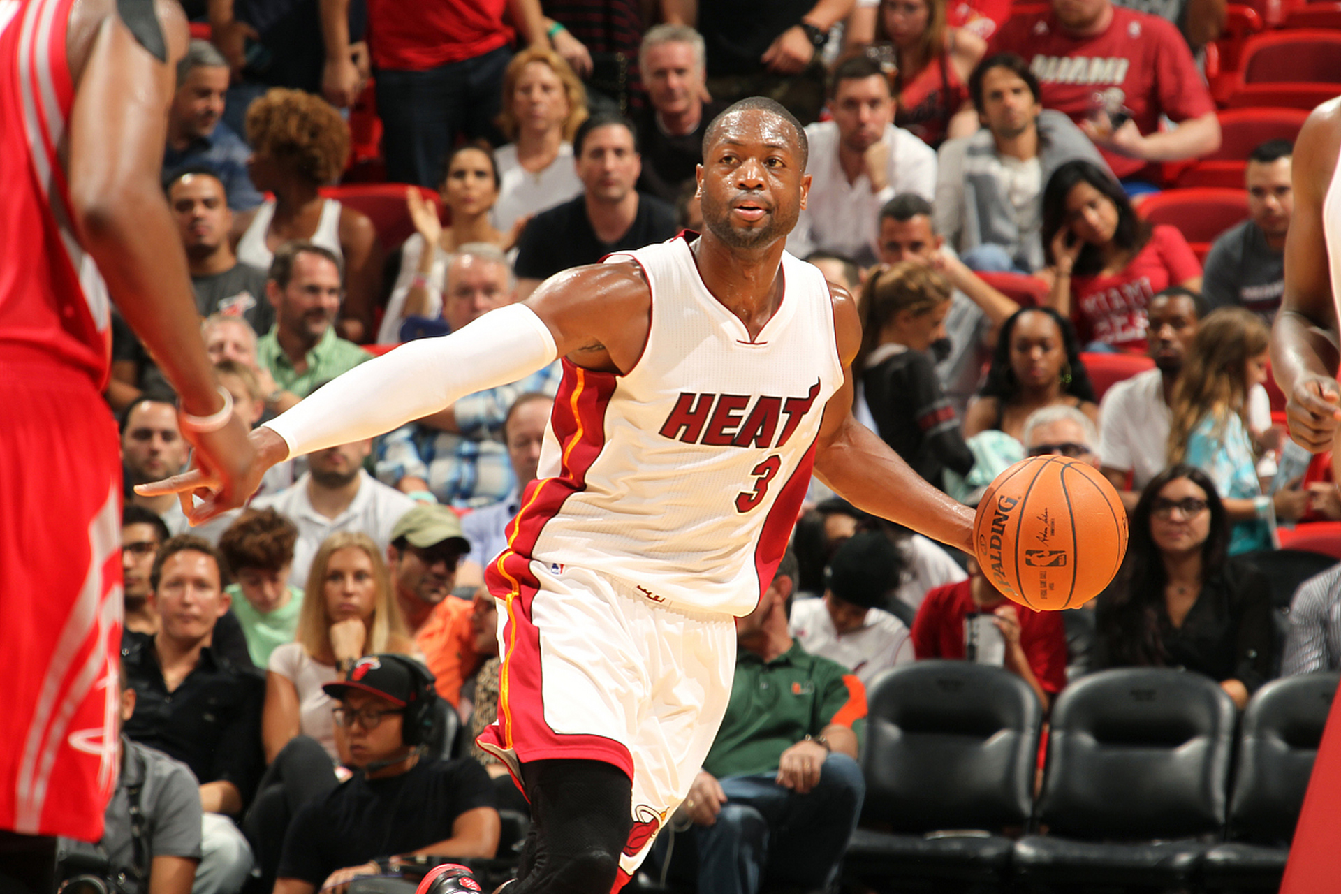 太阳NBA战胜洛杉矶快船布克关键跳投(nba太阳快船比赛)